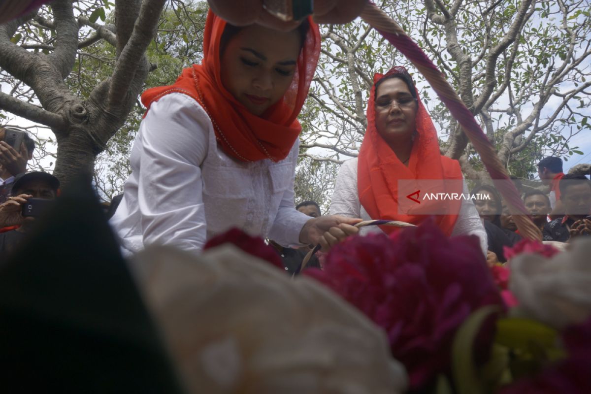 Puti Ziarah ke Makam Leluhurnya di Tulungagung