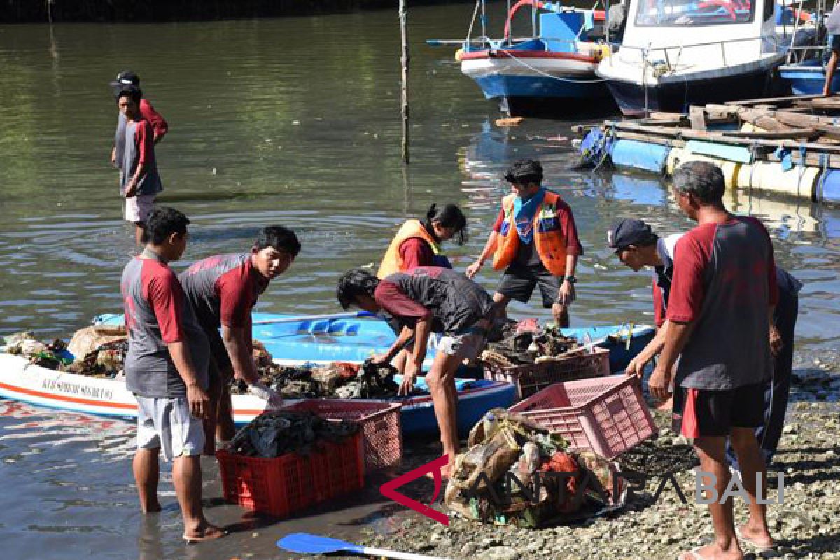 Puluhan pelajar Denpasar bersihkan mangrove