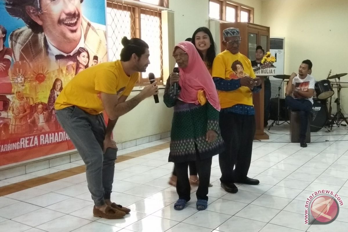 Reza Rahadian dan Delia Husein hibur lansia di panti jompo