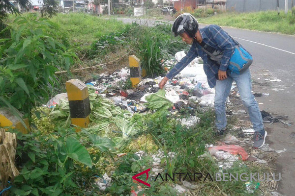 Pedagang pengepul buang sayuran yang tak laku