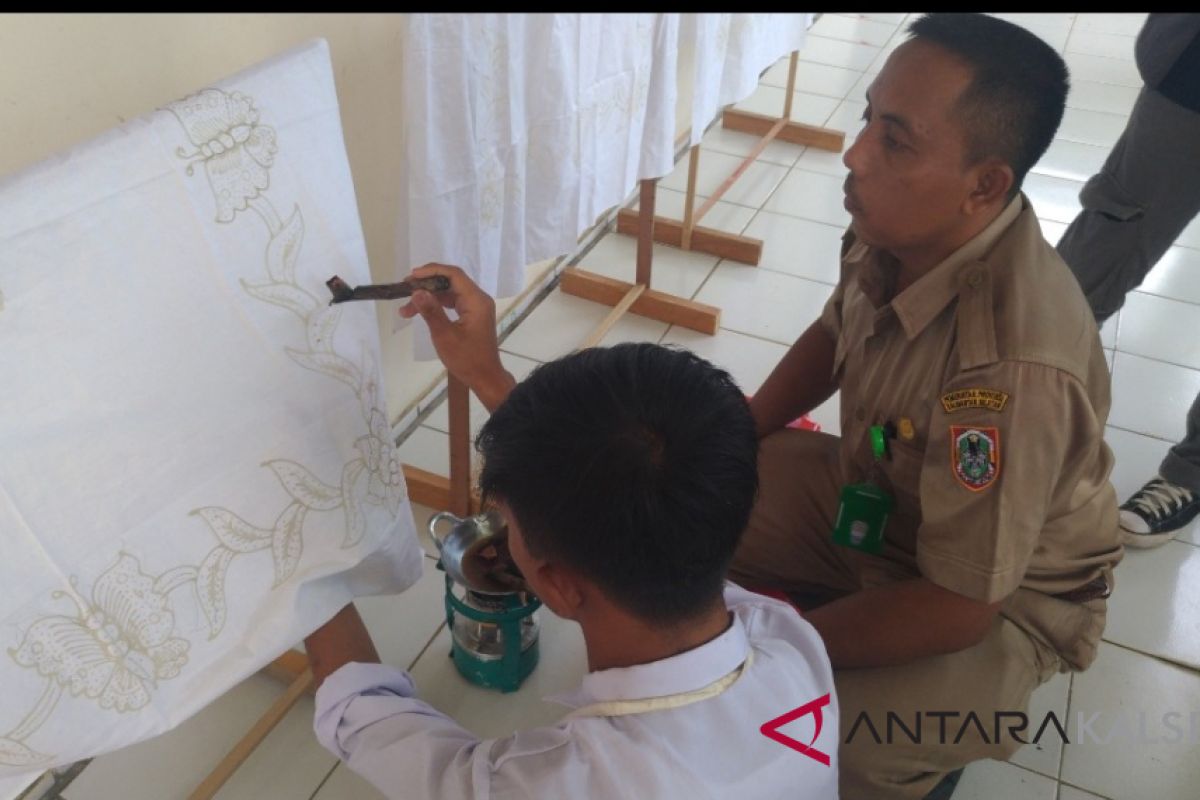 Siswa SLB Ramajaya Di Ajarkan Membatik