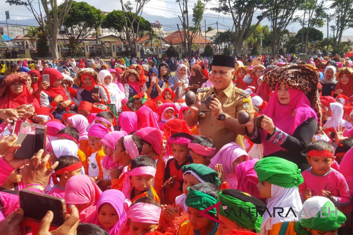 Senam massal 5.000 batok meriahkan HUT Takengon