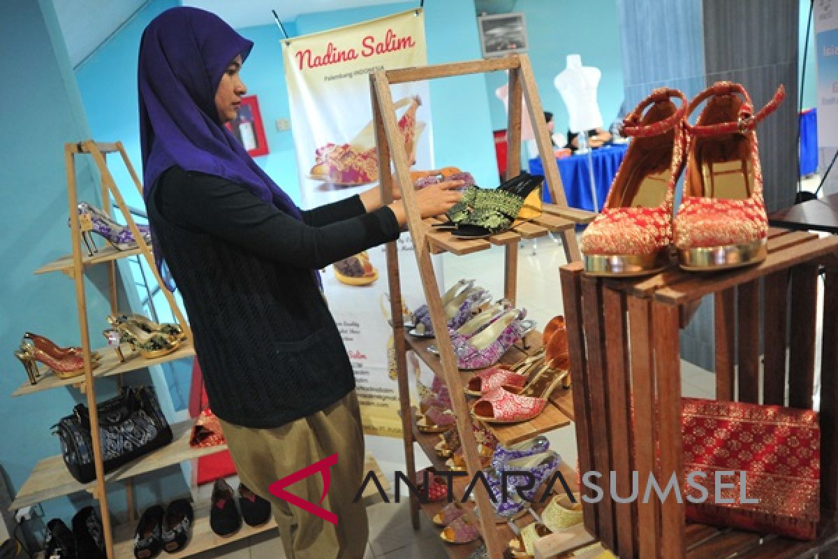 Menyulap sisa songket menjadi sepatu cantik