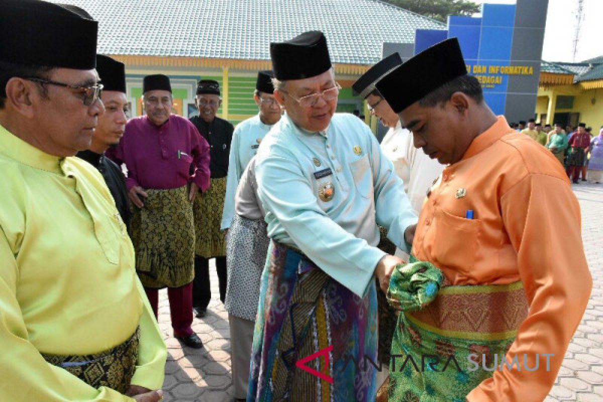 Aparatur Sergai pakai baju adat Melayu