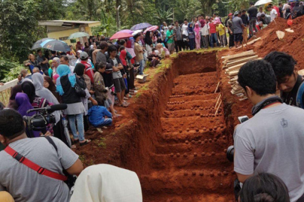 FOTO - Suasana pemakaman massal korban kecelakaan Subang