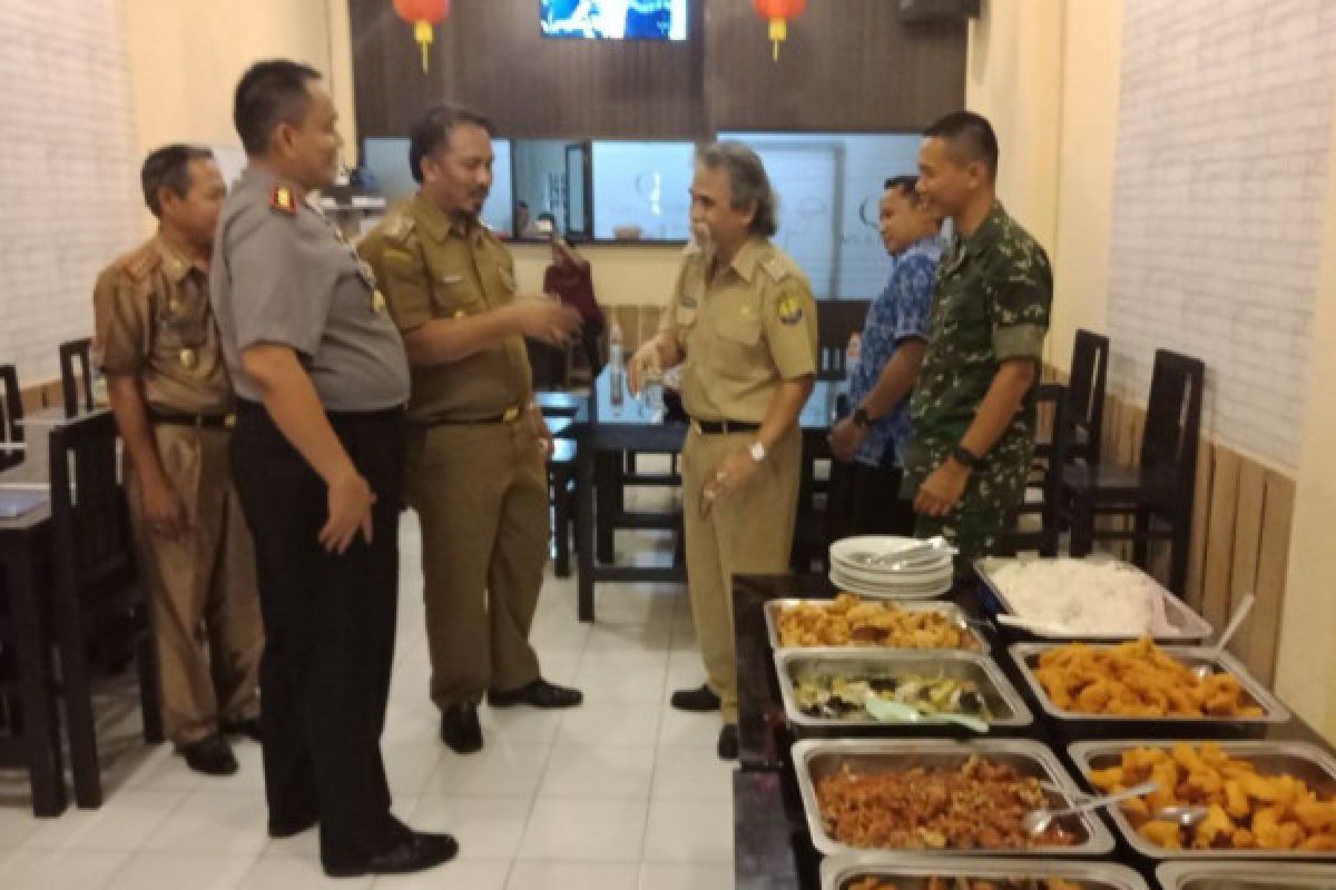 Bupati-Wabub Tolitoli rangkul-rangkulan di restoran