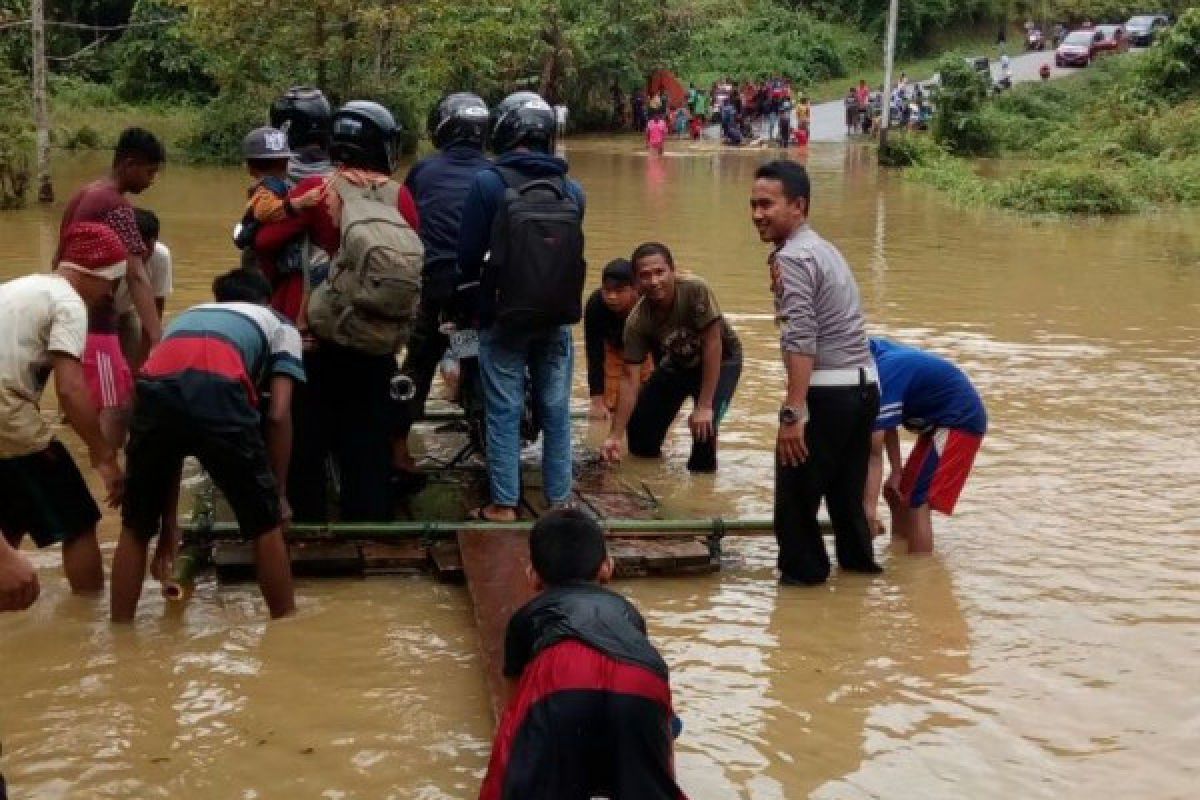 Trans Sulawesi Palu-Tolitoli putus akibat banjir, polisi siaga