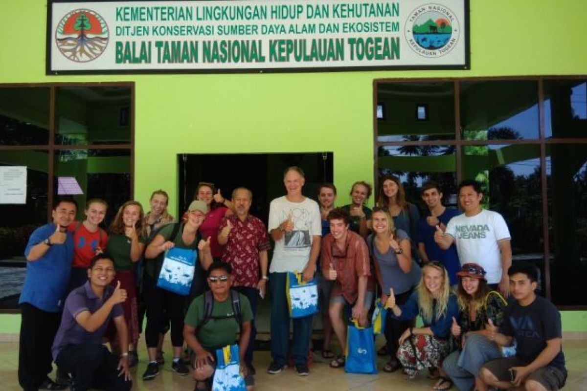 Students from the united states visit tnkt in central sulawesi