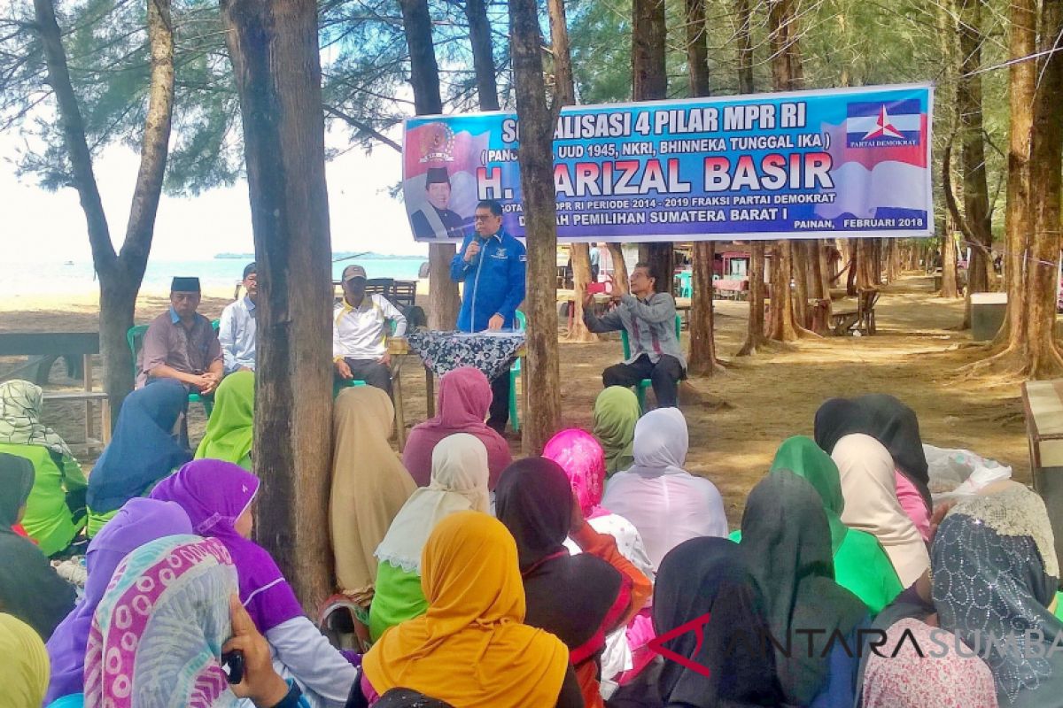 Anggota DPR sosialisasikan empat pilar MPR-RI di Objek Wisata Pantai Sago Pesisir Selatan