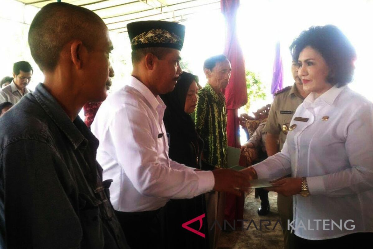 Wakil Bupati Barsel serahkan 1.594 sertifikat tanah