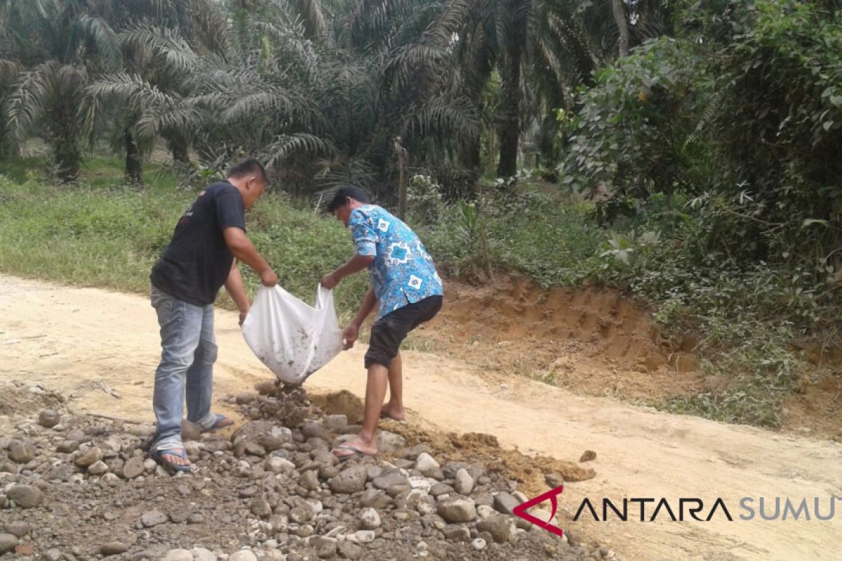 Warga desa perbaiki jalan secara swadaya