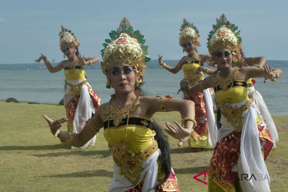 Musisi Balawan hibur pengunjung Festival Pantai Berawa