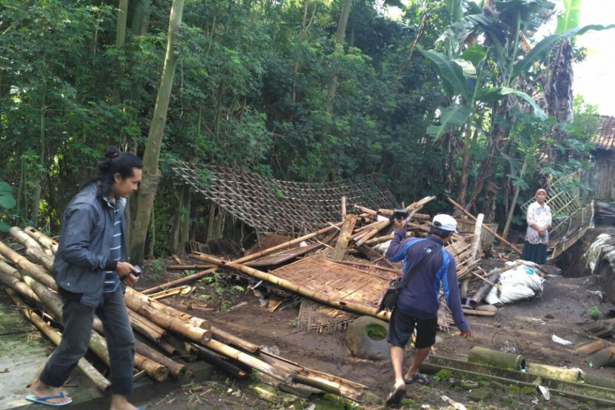 Tujuh Rumah di Tulungagung Rusak Terseret Longsor