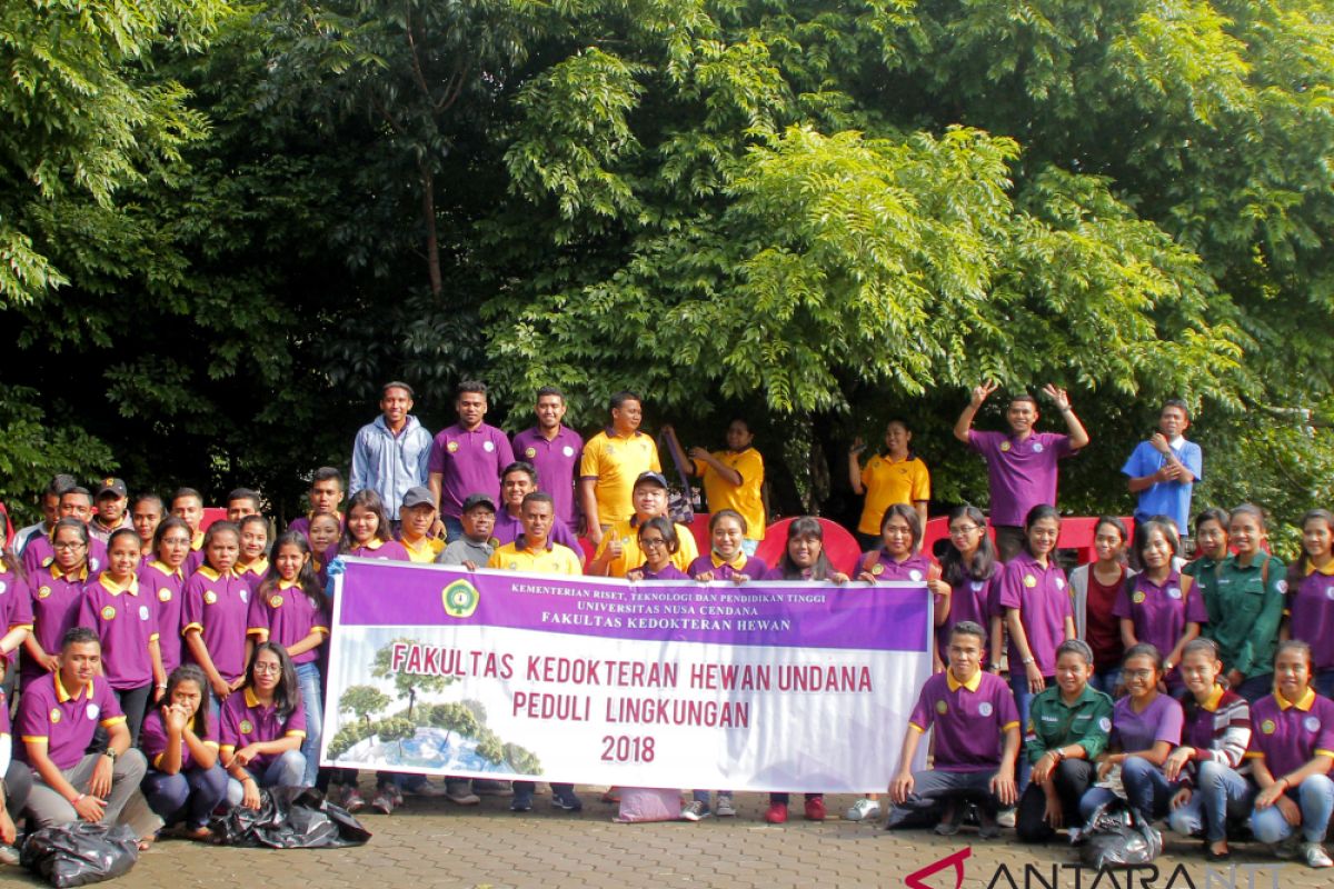 Mahasiswa Undana gelar aksi bersih