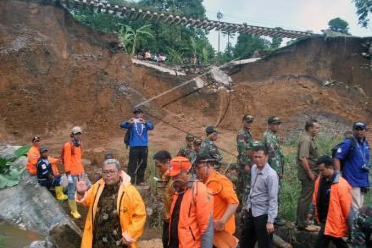 Evakuasi korban longsor Cijeruk selesai