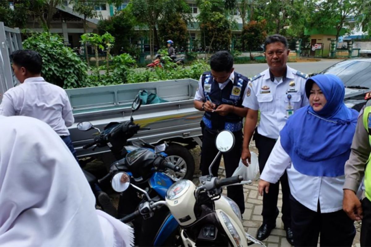 Dishub-Polisi Pontianak amankan pelajar SMP gunakan sepeda motor