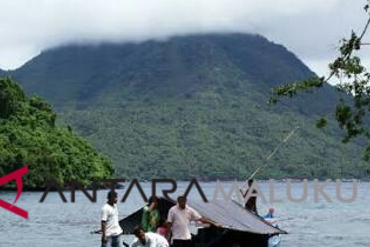 Pemkot diminta benahi jalan lingkar pulau Hiri