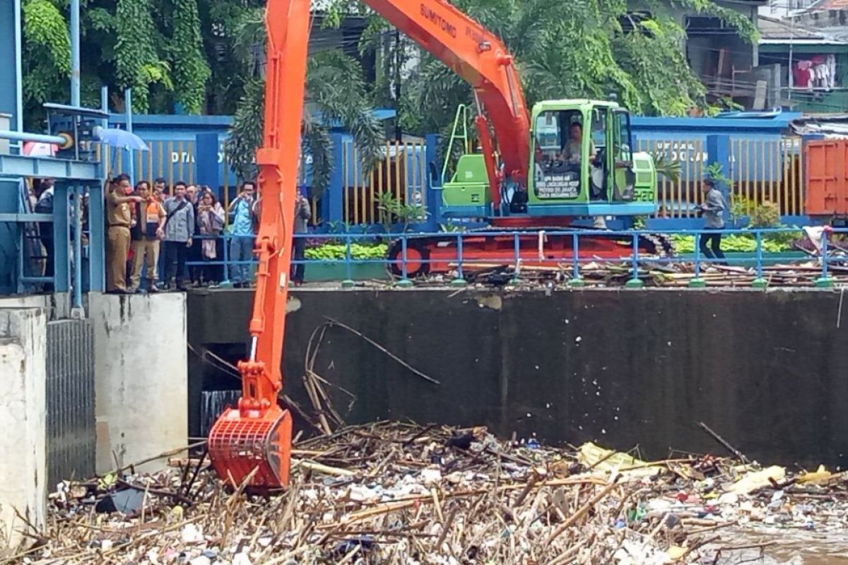 200 ton sampah diangkut dari Pintu Air Mangarai