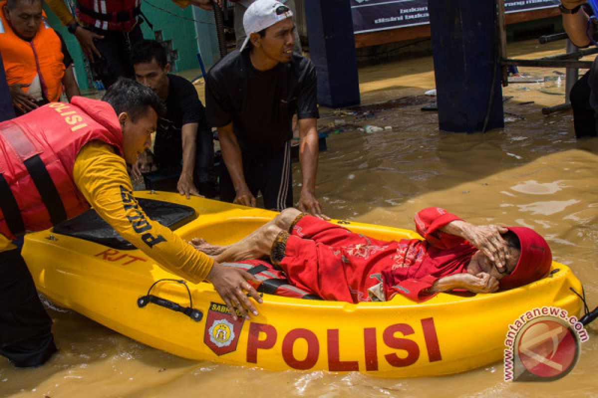 Artikel - Ramai-ramai tangani banjir di Jakarta