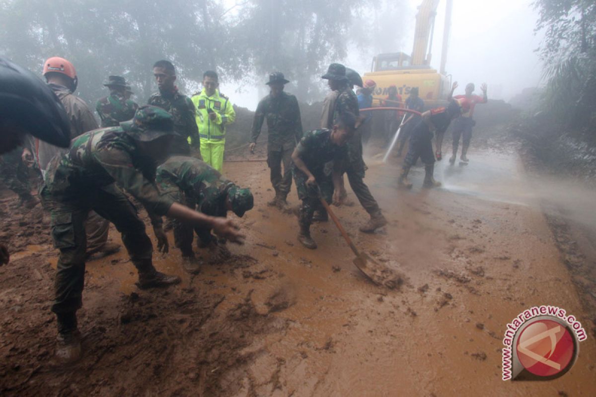 Jalur Puncak masih tertutup sebagian