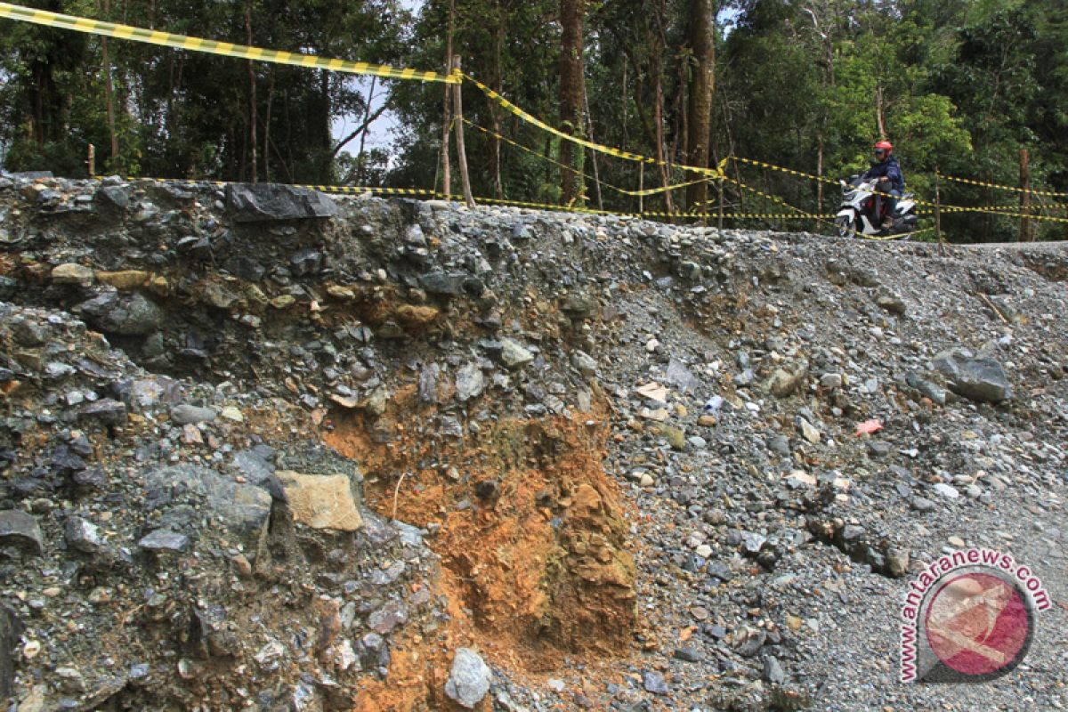 Lalu lintas jalan Aceh-Sumatera Utara lumpuh akibat longsor