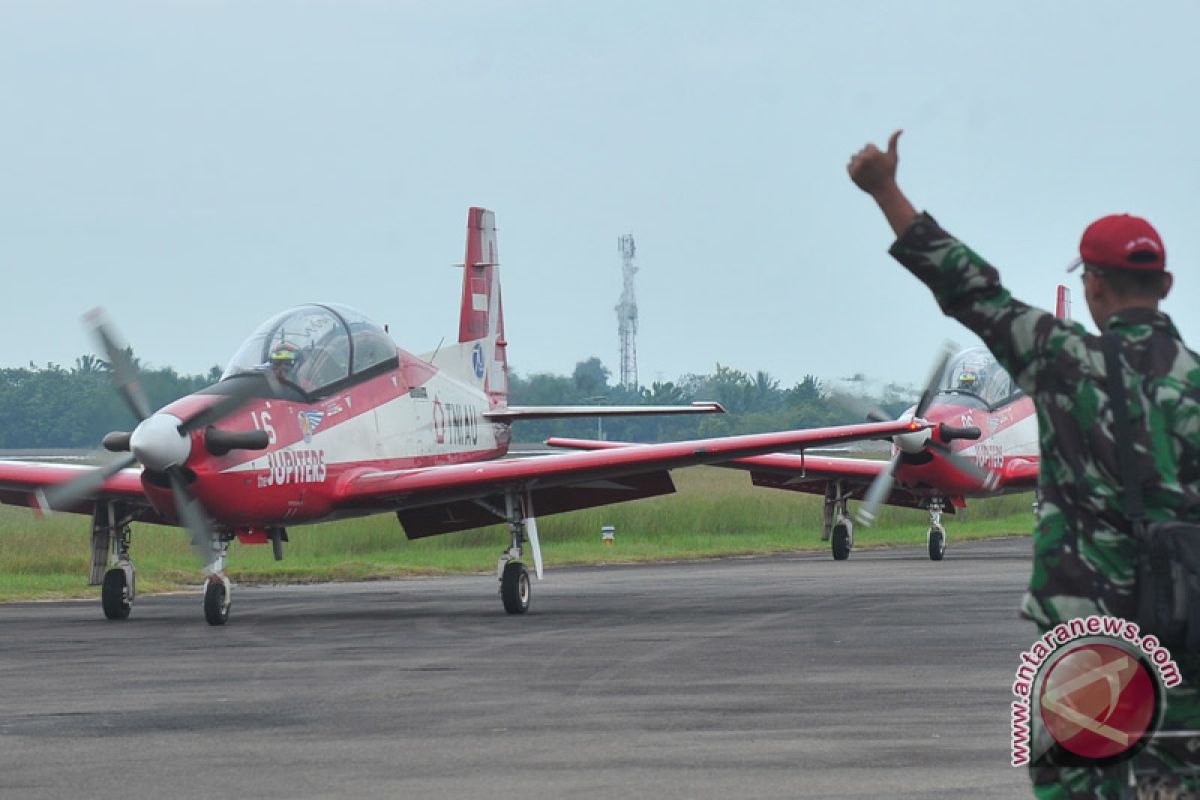 Sultan terkesan penampilan pesawat Jupiter Aerobatic Team