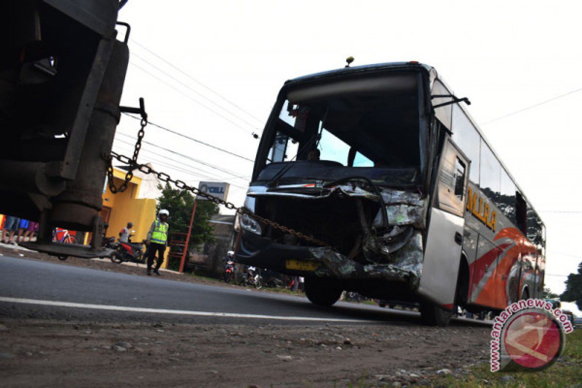 Korban kecelakaan tol Ngawi dirawat di Madiun