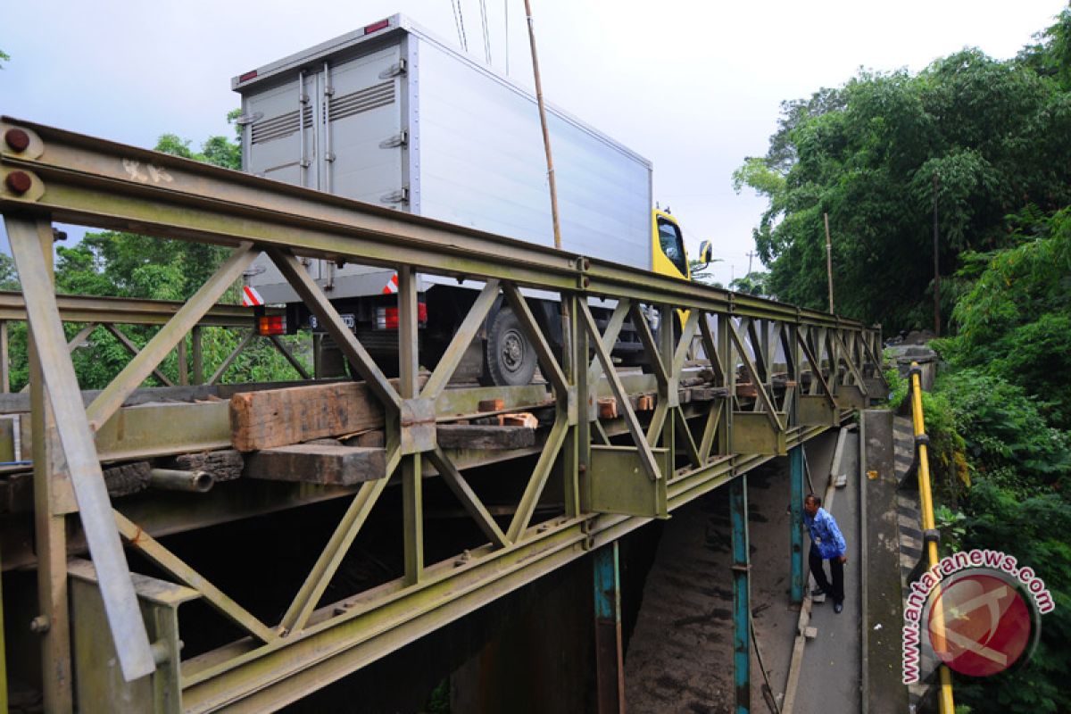Jembatan Belolaut Muntok bergeser akibat banjir