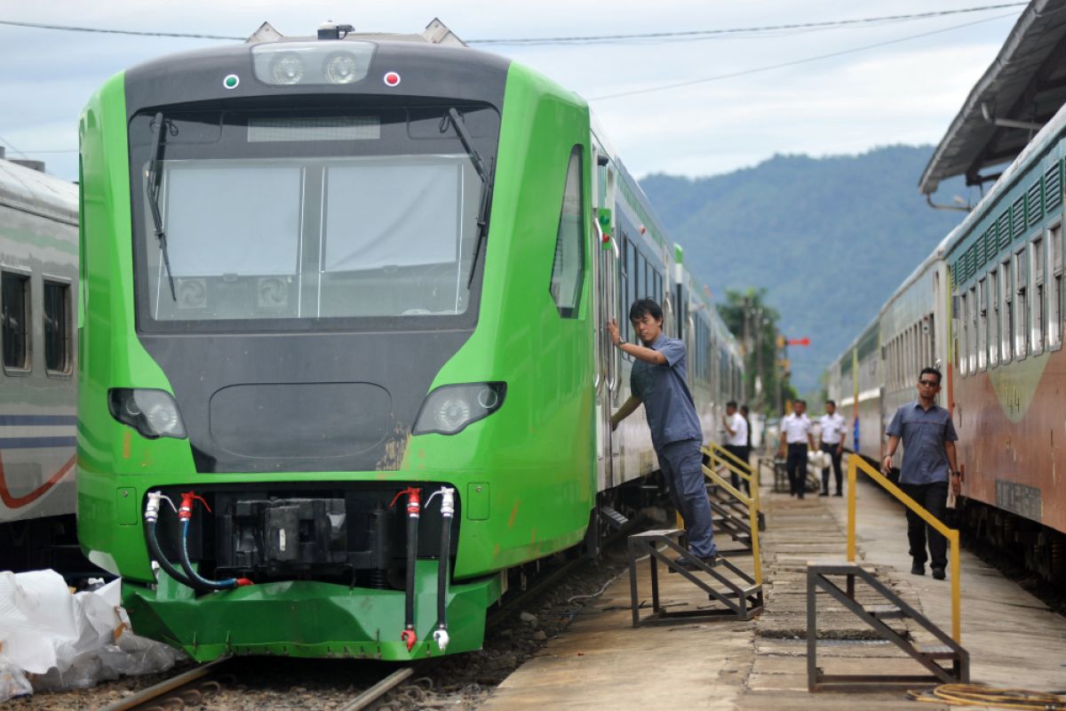 Uji coba KA Bandara Sumbar dilanjutkan setelah sempat menyangkut peron