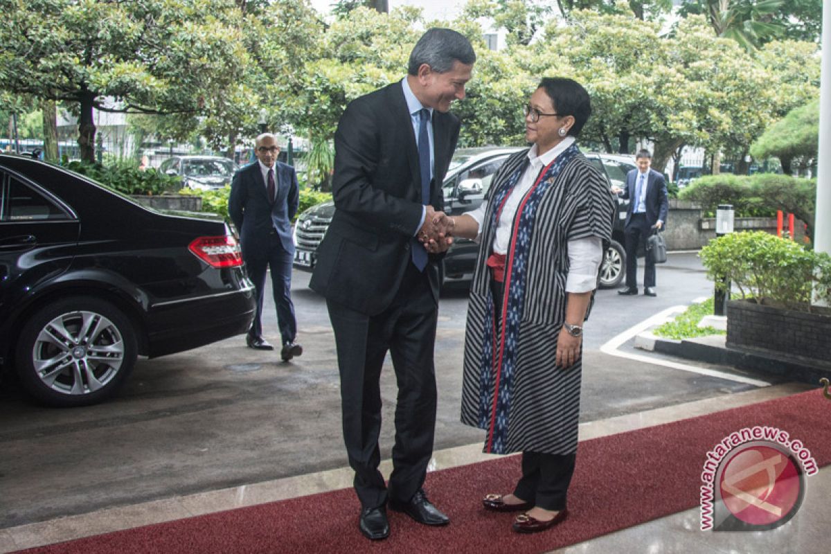 Indonesian, Singaporean foreign ministers discuss progress in bilateral cooperation
