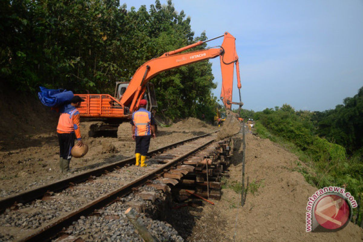 11 KA relasi Semarang memutar akibat banjir