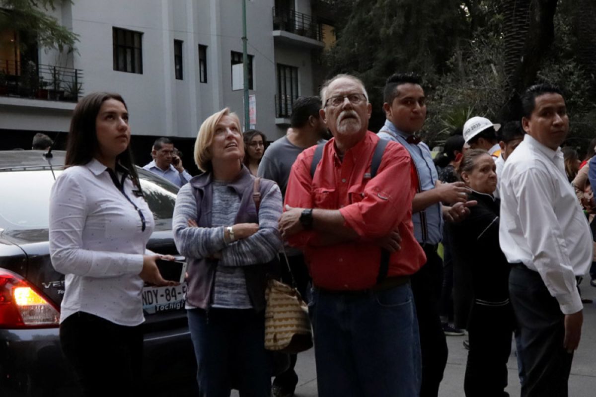 Gempa susulan buat warga Mexico City berlarian