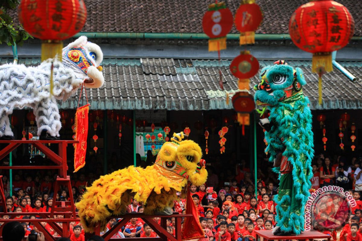 Barongsai beraksi di Stasiun Tugu hibur penumpang