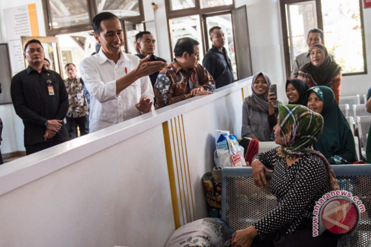 President inspects hospital services in Bandung