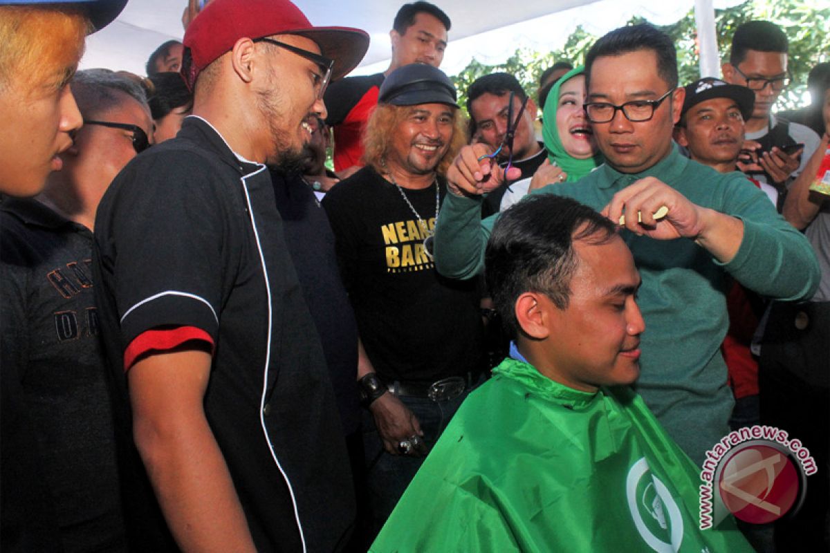 Tukang cukur Garut galang dana untuk korban tsunami