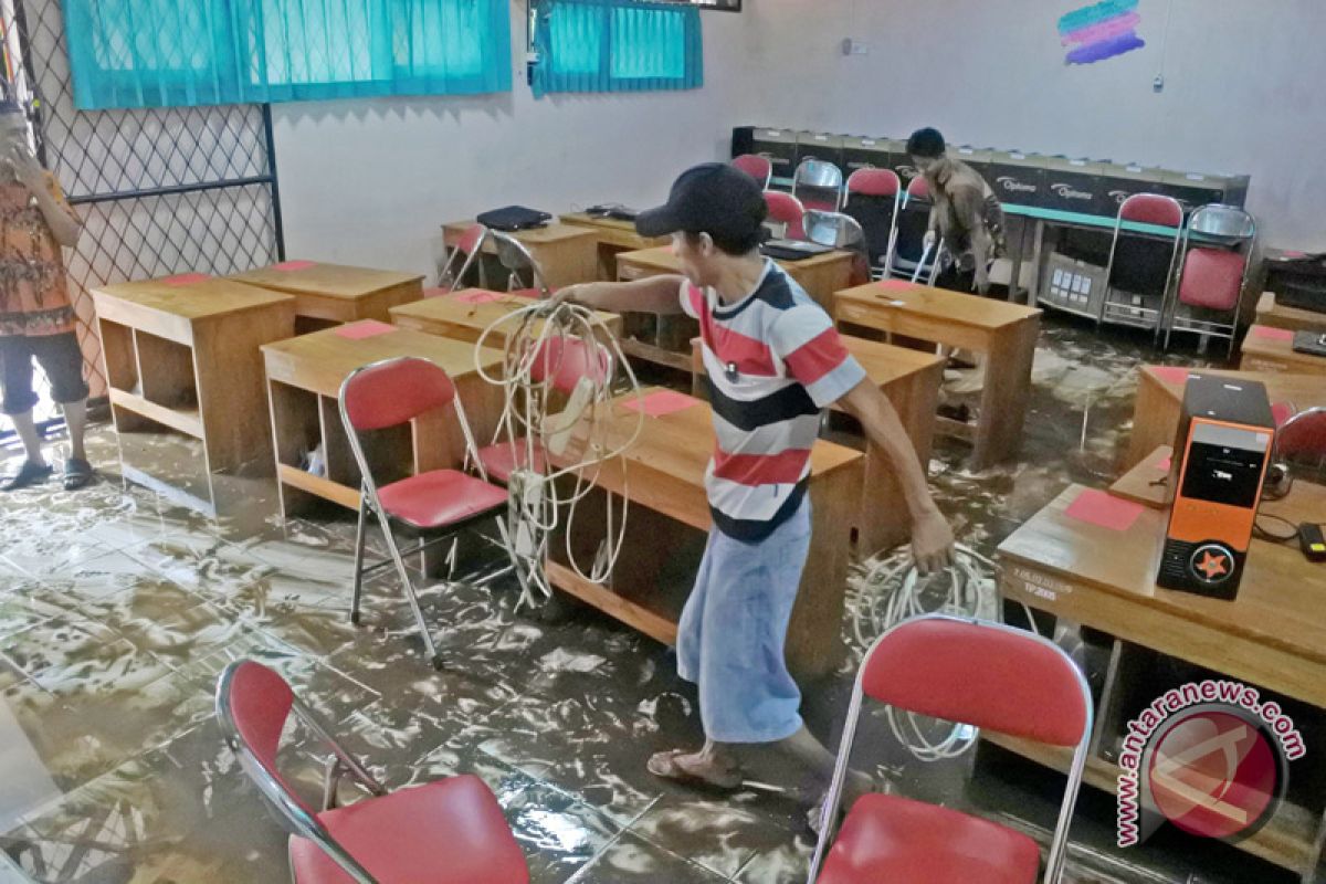 Sekolah Tangerang diterjang banjir akibat saluran penuh sampah