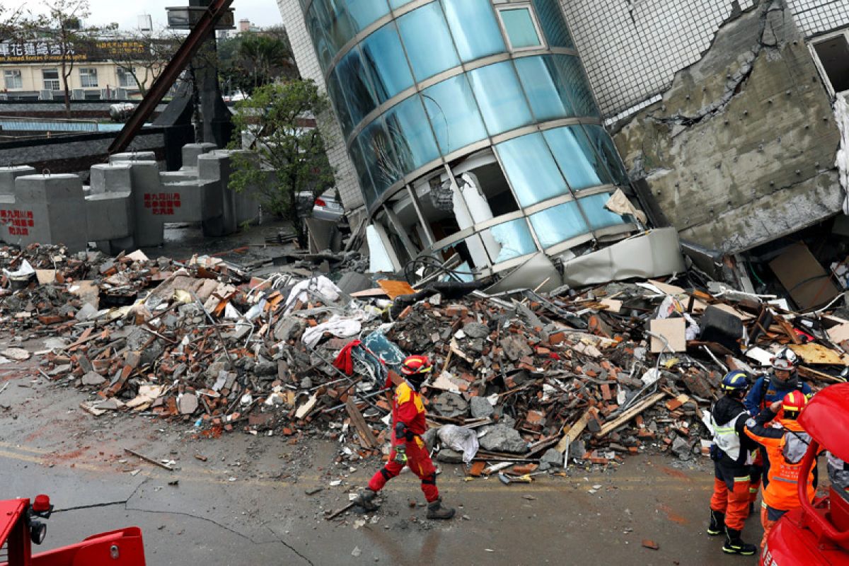 Taiwan bongkar bangunan yang rusak akibat gempa