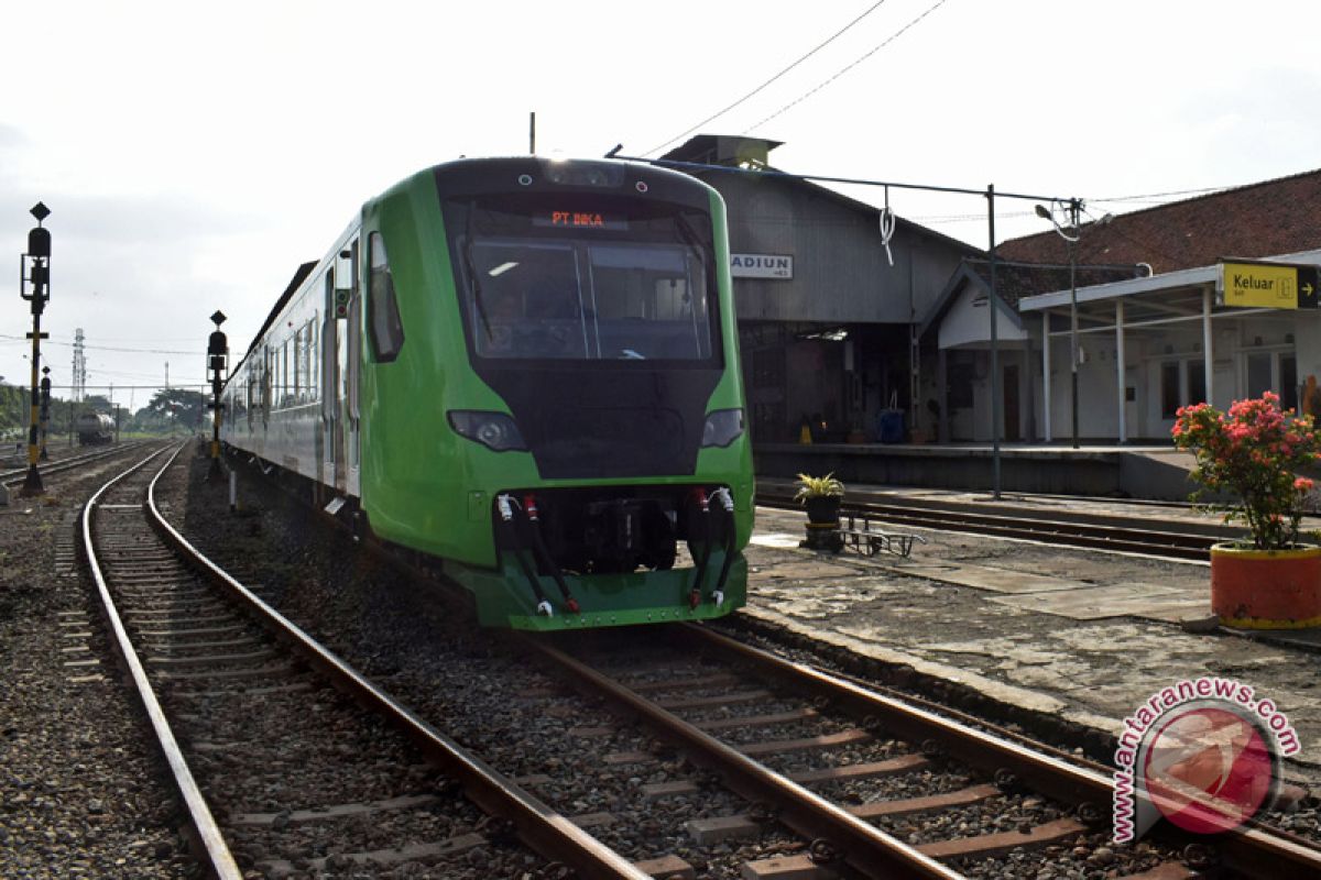 Kereta Bandara Minangkabau tiba di Padang