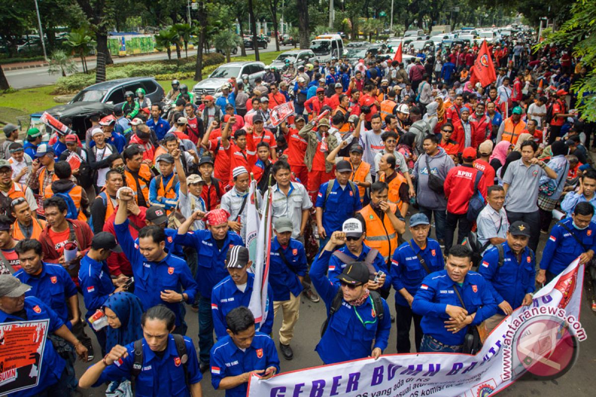 Ratusan buruh kenang para buruh yang meninggal di tempat kerja