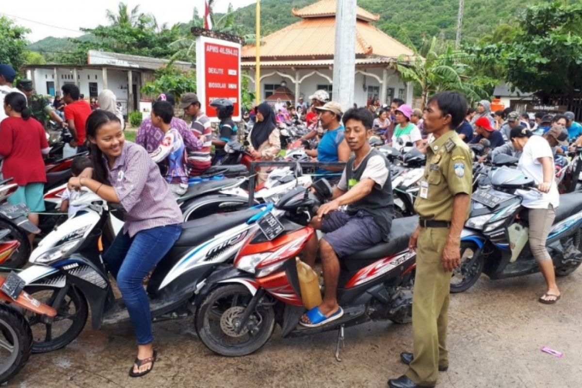 Masyarakat Karimunjawa antre beli BBM