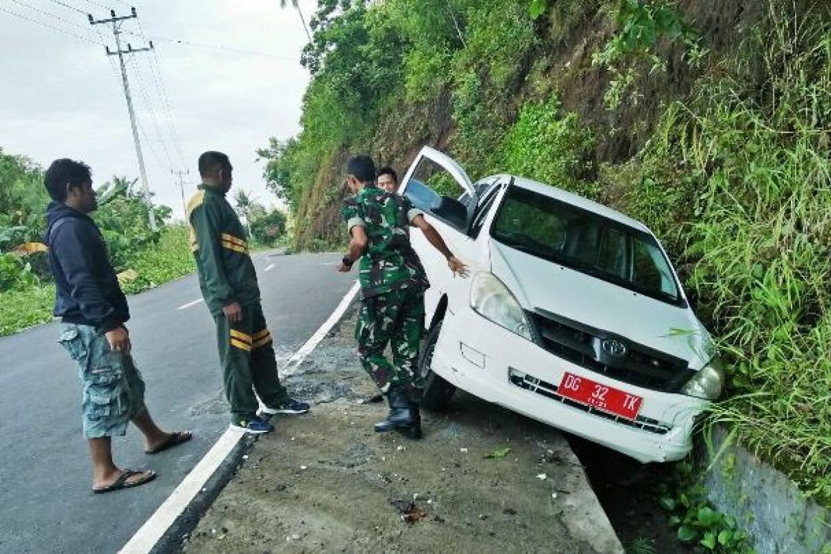Patroli Kodim Tidore evakuasi ambulan alami kecelakaan