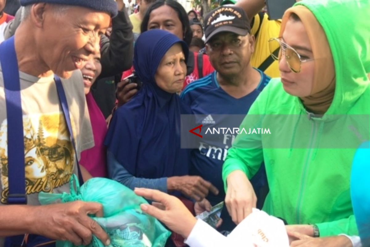 Arzeti Bilbina 'Rampok' Tas Kresek di Taman Bungkul (Video)