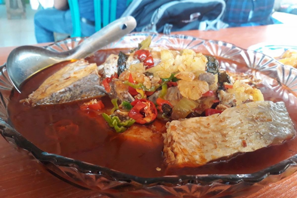 Menikmati ikan asam pedas RM Kite di Kuala Mempawah