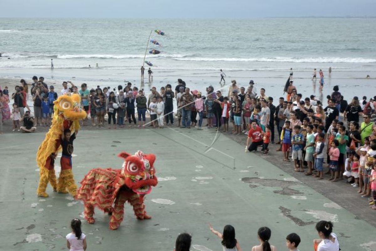 Atraksi barongsai hibur pengunjung pusat perbelanjaan Badung