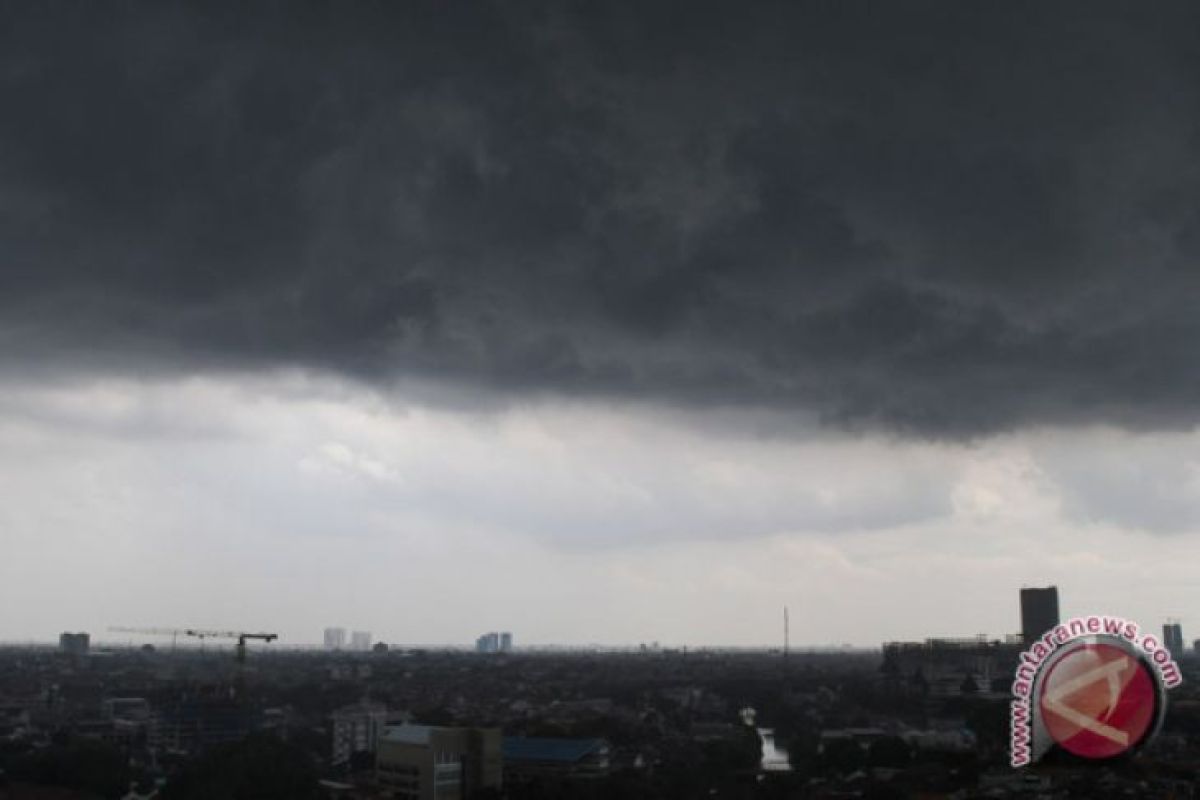 Langit Jambi disaput awan hujan