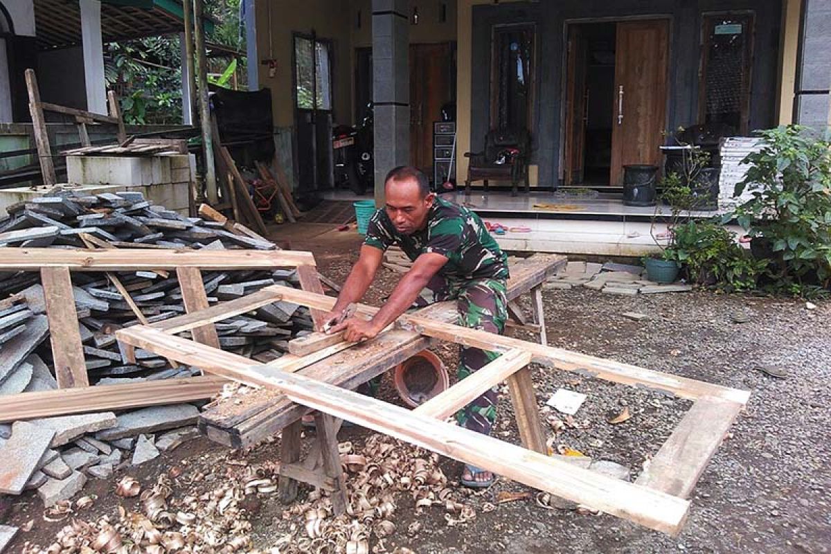 Babinsa bangun rumah korban angin kencang di Banyumas