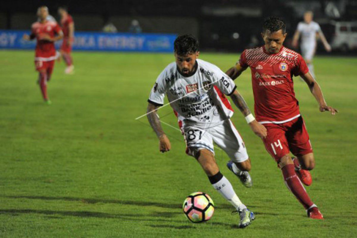 Hadapai Madura United Bali tanpa Irfan Bachdim