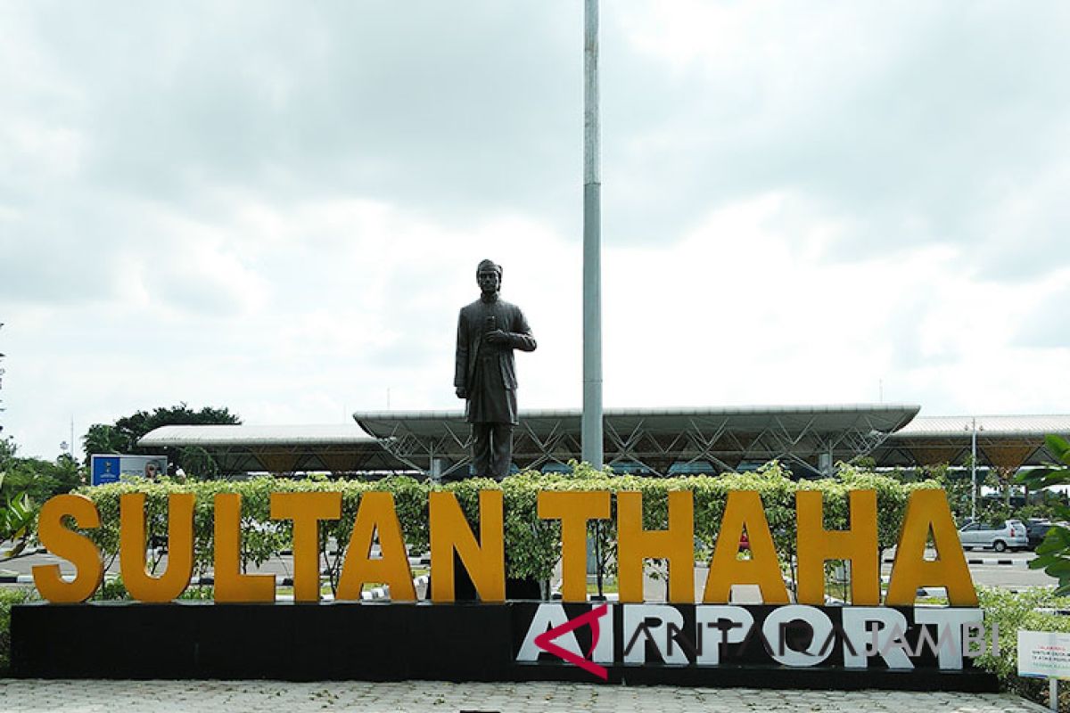 Aktivitas penerbangan di Bandara Jambi terganggu akibat jarak pandang rendah