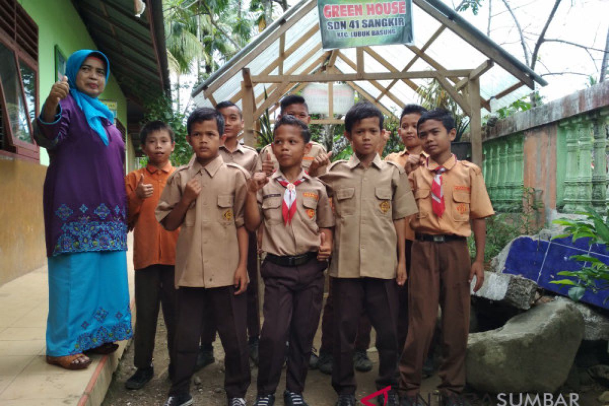 Kepala sekolah di Agam ajak wali murid gotong royong bangun fasilitas