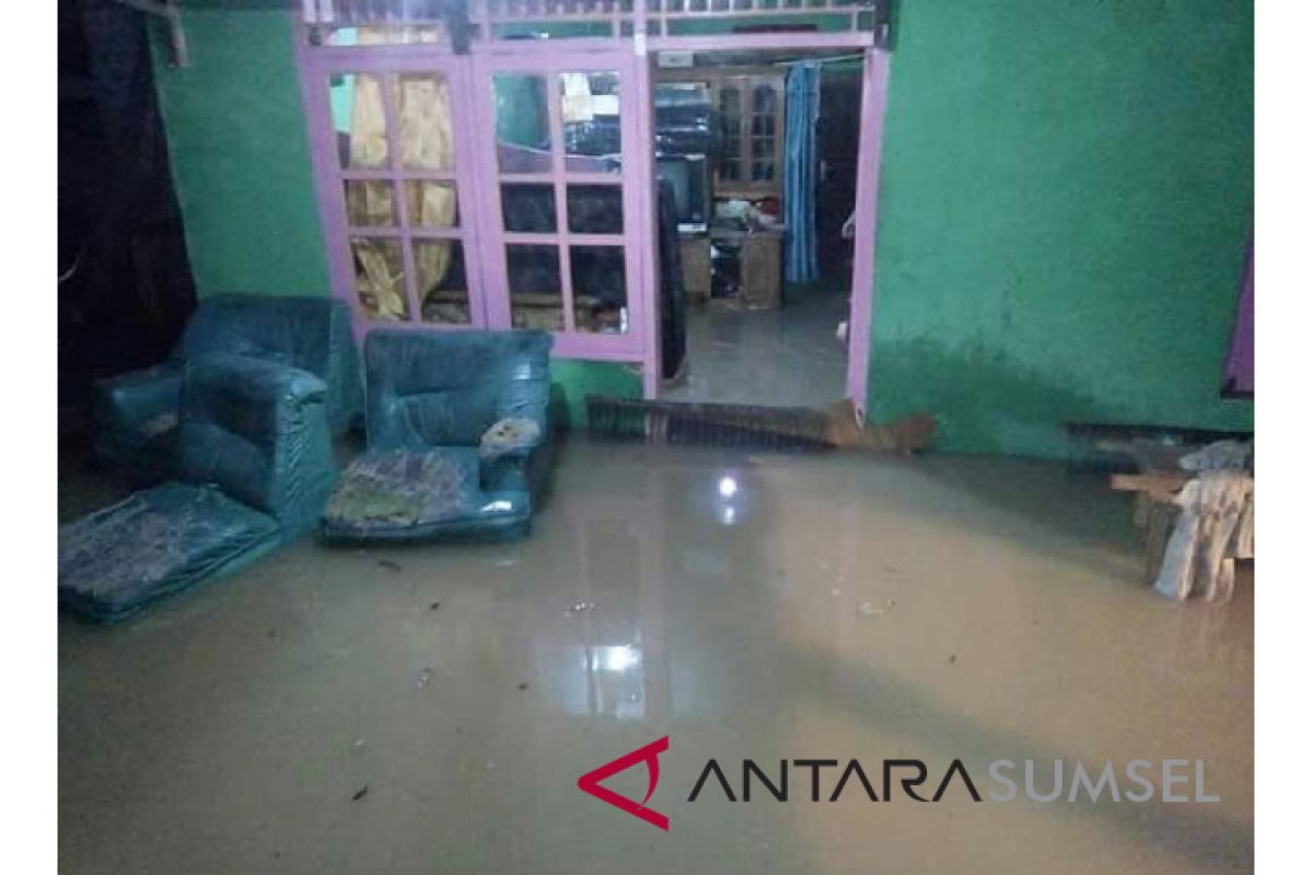 Ratusan rumah di Medan terendam banjir